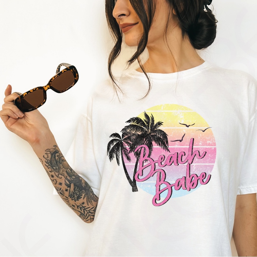 🚨 LAST ONE 🚨 Comfort Colors Beach Babe Retro 80s Distressed Graphic Tshirt